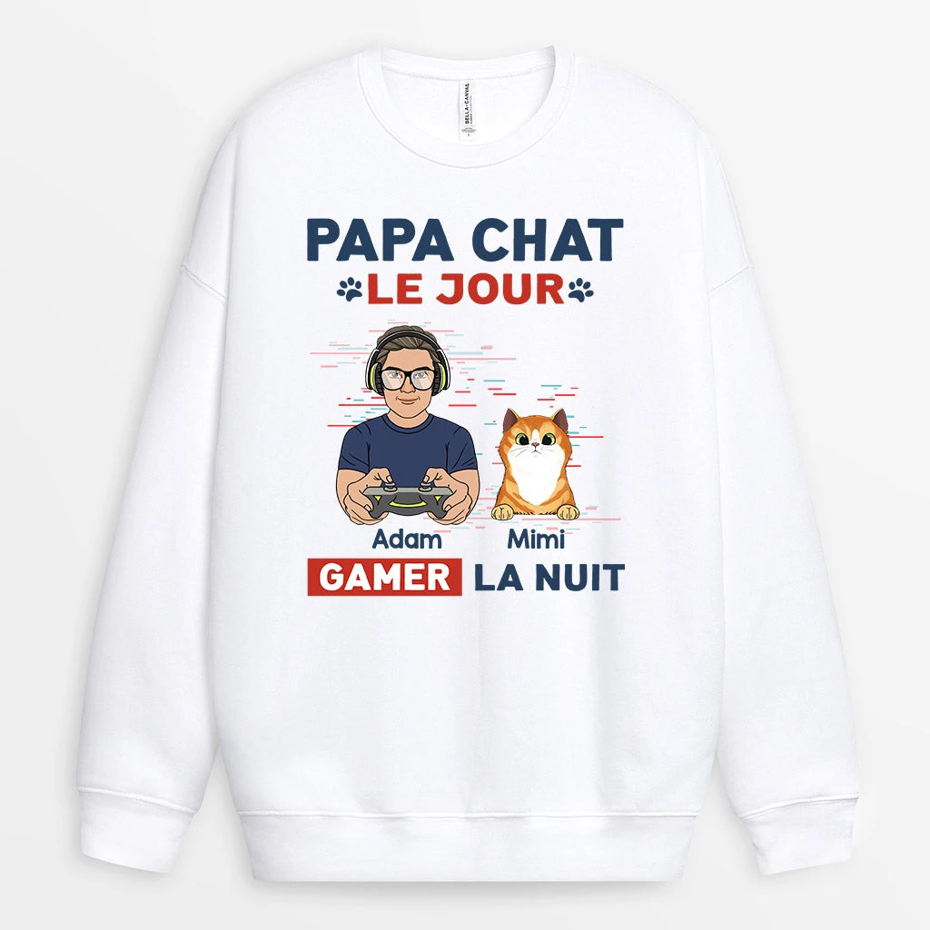 Sweatshirt Papa Chat Le Jour Gamer La Nuit Personnalisé 4 Sweatshirt Papa Chat Le Jour Gamer La Nuit Personnalisé – Image 2