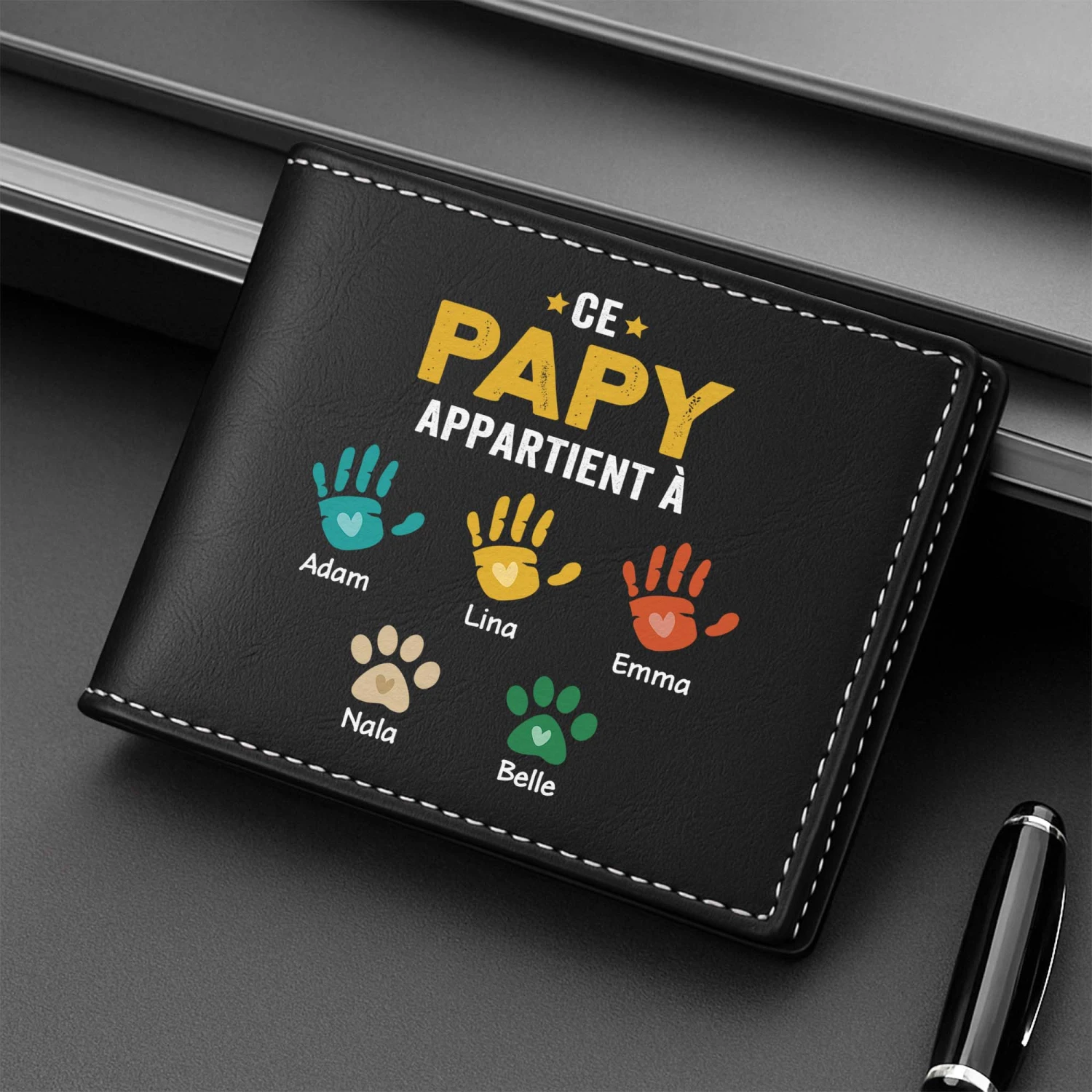 Portefeuille Cuir Personnalisé - Ce Papa Appartient À - Empreintes De Mains 4 Portefeuille Cuir Personnalisé - Ce Papa Appartient À - Empreintes De Mains – Image 2