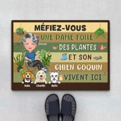Une Dame Folle Des Plantes Et Ses Chiens Coquins Vivent Ici - Tapis Personnalisé Chien