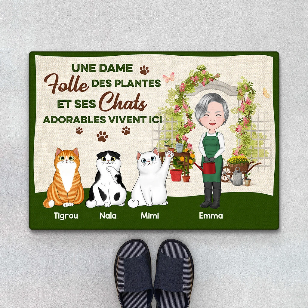 Paillasson Une Dame Passionnée De Plantes Et Ses Chats Adorables Vivent Ici Personnalisé 3 Paillasson Une Dame Passionnée De Plantes Et Ses Chats Adorables Vivent Ici Personnalisé