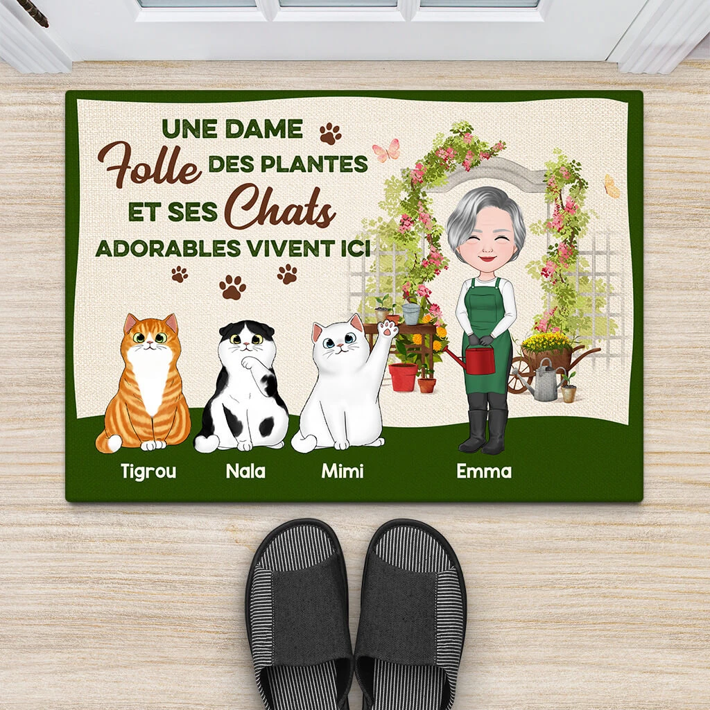 Paillasson Une Dame Passionnée De Plantes Et Ses Chats Adorables Vivent Ici Personnalisé 4 Paillasson Une Dame Passionnée De Plantes Et Ses Chats Adorables Vivent Ici Personnalisé – Image 2