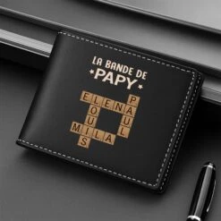 Portefeuille En Cuir Personnalisé - La Bande À Papa - Mots Croisés 6 Portefeuille En Cuir Personnalisé - La Bande À Papa - Mots Croisés -Cadeau Plus 3142JFR2 portefeuille en cuir personnalise la bande a papa mots croises 3142jkl5b 9d22df37 cc66 4bd0 8f50 5f8beed4fda6