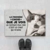 La Première Chose Que Je Vois En Rentrant Chez Moi, C'est Le Chat Qui M’aime - Paillasson Personnalisé Chat -Cadeau Plus 3550DFR1 la premiere chose que je vois en rentrant chez moi cest le chat qui m aime paillasson personnalise chat