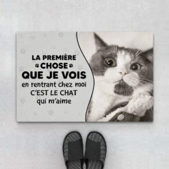 La Première Chose Que Je Vois En Rentrant Chez Moi, C'est Le Chat Qui M’aime - Paillasson Personnalisé Chat