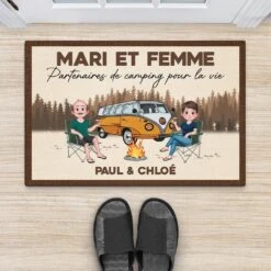 Paillasson Personnalisé – Partenaires De Camping Cartoon -Cadeau Plus 4345DFR2 paillasson couple personnalise partenaires de camping design cartoon 4345dti8i