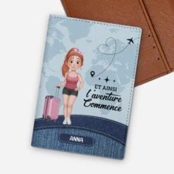 Porte Passeport Personnalisé Femme - Et Ainsi L'Aventure Commence